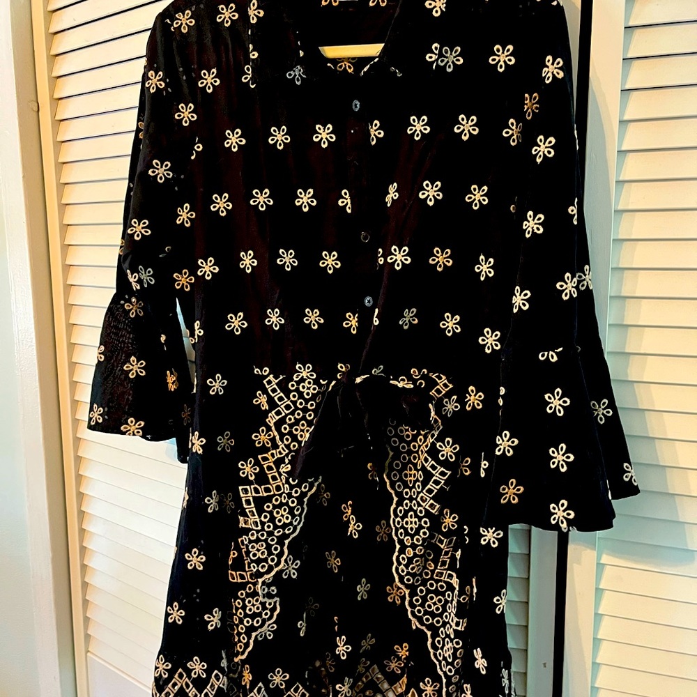 Very well made high/low eyelet shirt from Venus.